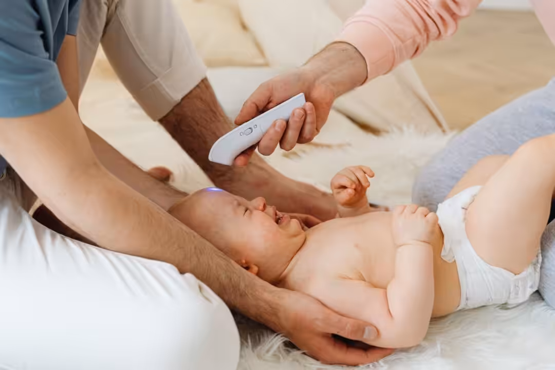 Fièvre chez bébé : reconnaître les signes d&rsquo;alerte et savoir quand consulter
