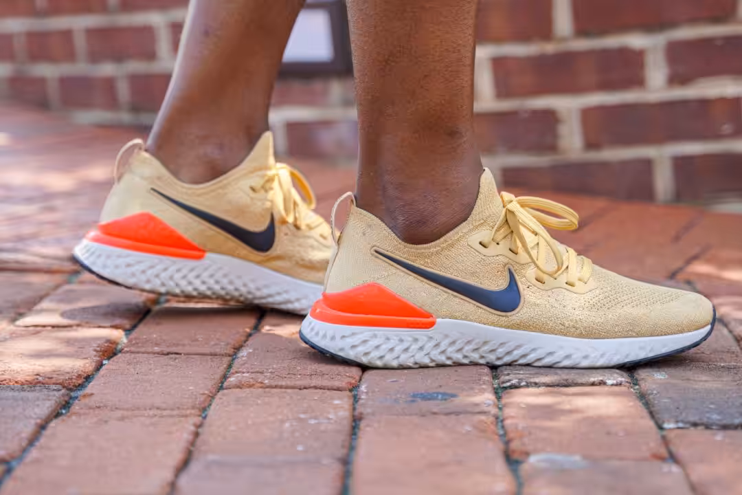 Chaussure nike vomero teinte beige : allier running et confort au quotidien