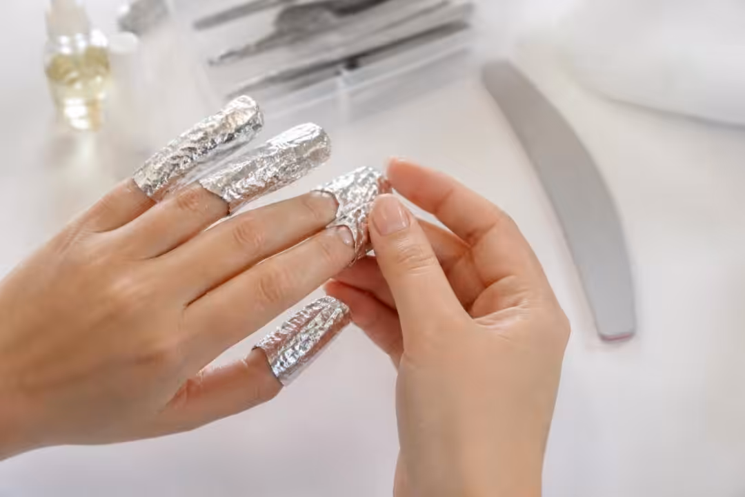 découvrez nos conseils pratiques pour retirer le vernis semi-permanent en douceur et préserver la santé de vos ongles.