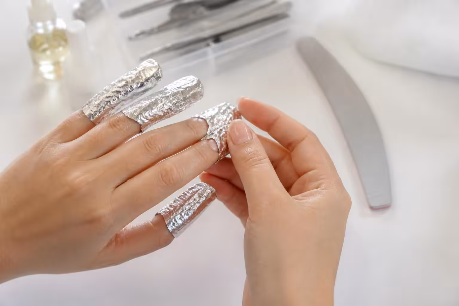 découvrez nos conseils pratiques pour retirer le vernis semi-permanent en douceur et préserver la santé de vos ongles.